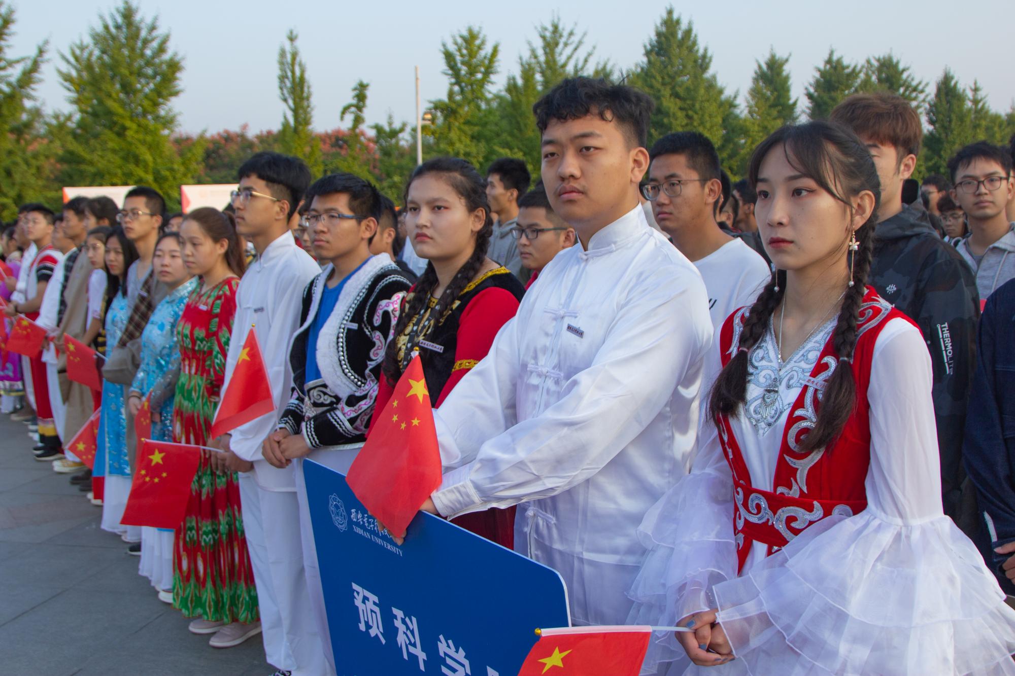 青春告白祖国 万名西电师生参加升旗仪式