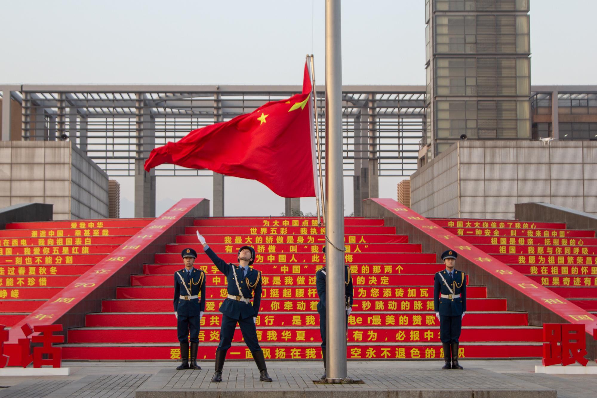 青春告白祖国 万名西电师生参加升旗仪式