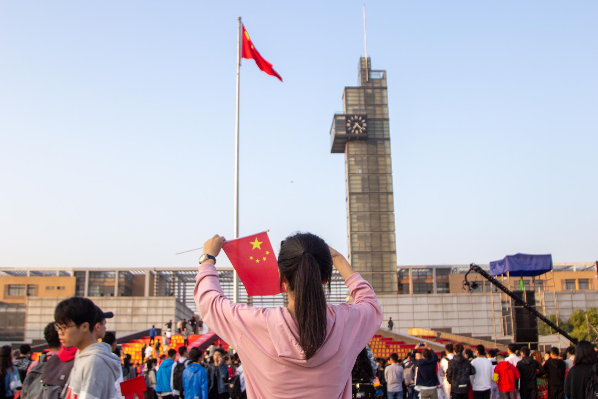 青春告白祖国 万名西电师生参加升旗仪式