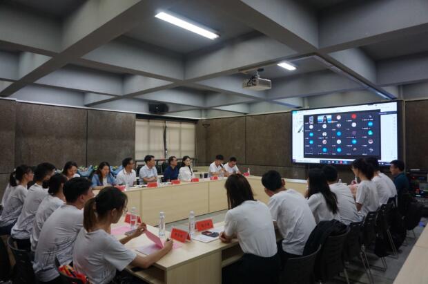 徐国正参加建筑学院毕业生座谈会